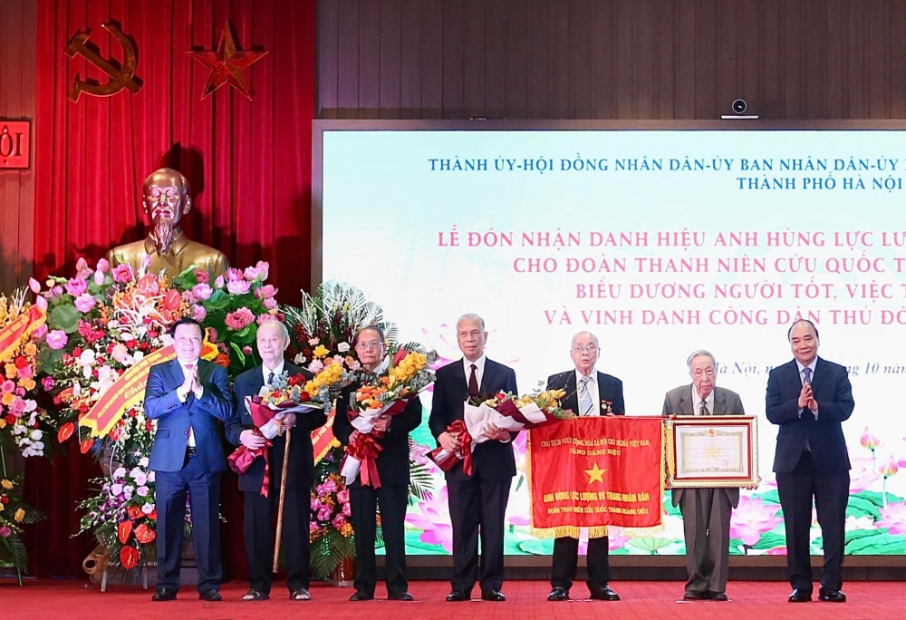 Trao tặng danh hiệu Anh hùng Lực lượng vũ trang nhân dân cho Đoàn Thanh niên cứu quốc thành Hoàng Diệu