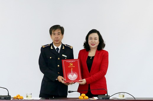 Trao Quyết định chuẩn y Bí thư Đảng ủy Cục Hải quan Hà Nội