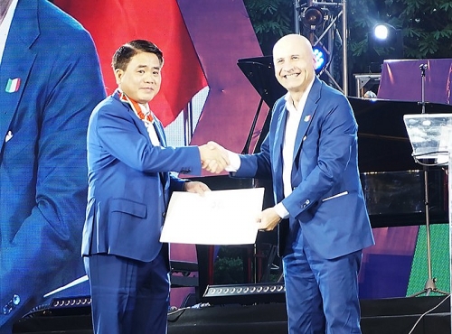 Chủ tịch UBND TP Nguyễn Đức Chung vinh dự nhận Huân chương Công trạng của Italia