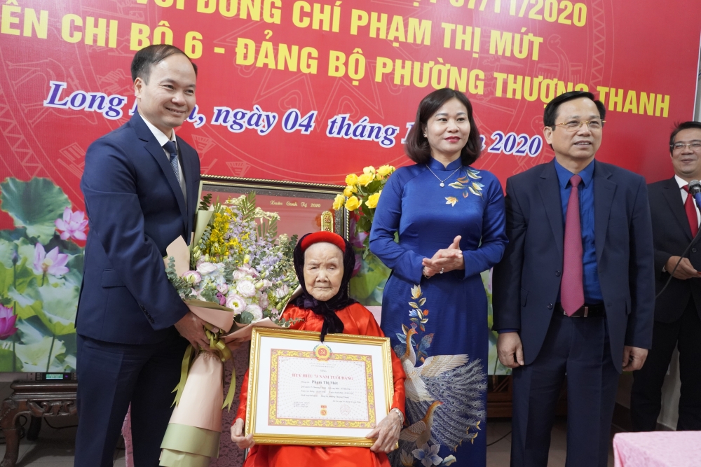 Phó Bí thư Thường trực Thành ủy Nguyễn Thị Tuyến trao Huy hiệu Đảng cho đồng chí Phạm Thị Mứt