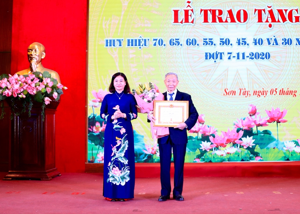 Phó Bí thư Thường trực Thành ủy Hà Nội trao Huy hiệu Đảng tại thị xã Sơn Tây