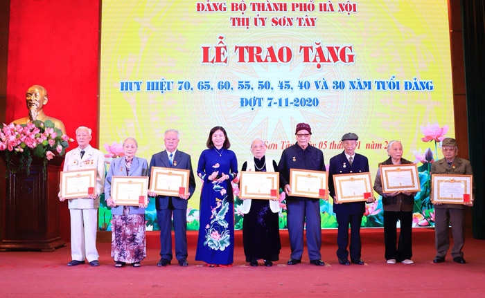 Phó Bí thư Thường trực Thành ủy Hà Nội trao Huy hiệu Đảng tại thị xã Sơn Tây