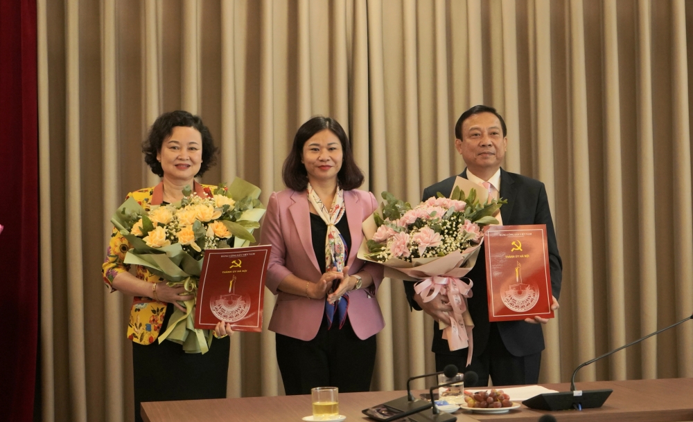 Phó Bí thư Thường trực Thành ủy Nguyễn Thị Tuyến trao các quyết định về công tác cán bộ