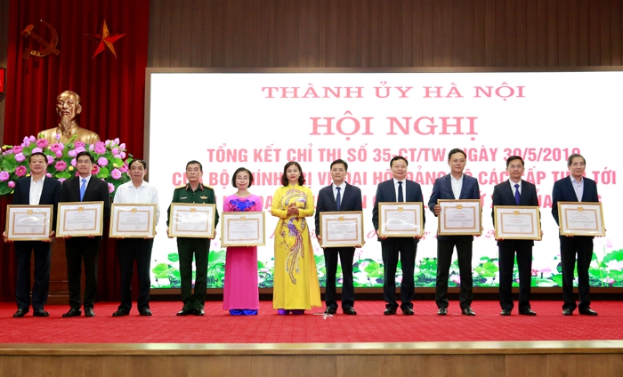 Phó Bí thư Thường trực Thành ủy Hà Nội Nguyễn Thị Tuyến trao Bằng khen của Ban Thường vụ Thành ủy cho 10 cá nhân có thành tích xuất sắc
