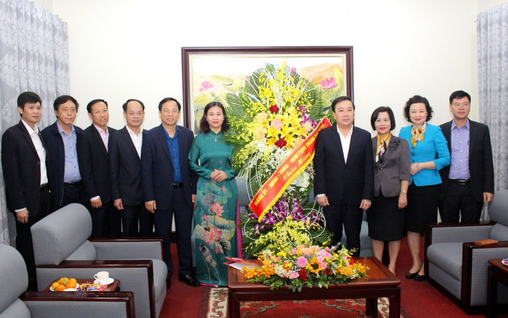 Phó Bí thư Thường trực Thành ủy Nguyễn Thị Tuyến chúc mừng Sở Giáo dục và Đào tạo Hà Nội