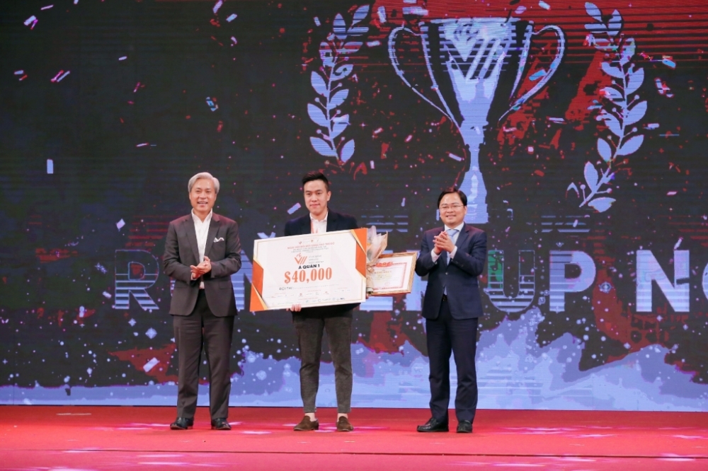 Lãnh đạo Trung ương Đoàn thanh niên cộng sản Hồ Chí Minh trao giải cho đội giành ngôi Á quân 1