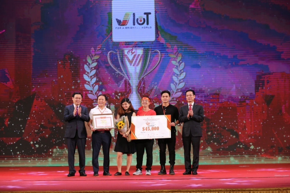 Bí thư Thành uỷ Hà Nội Vương Đình Huệ và Bộ trưởng Bộ Thông tin và Truyền thông Nguyễn Mạnh Hùng trao giải cho đội giành ngôi Quán quân