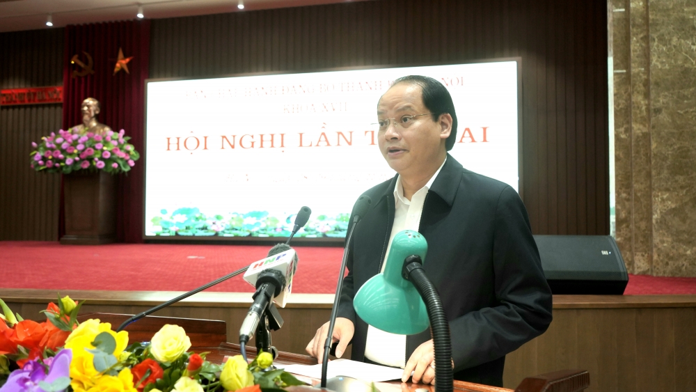 Phó Chủ tịch Ủy ban nhân dân thành phố Hà Nội Nguyễn Doãn Toản trình bày báo cáo tại hội nghị