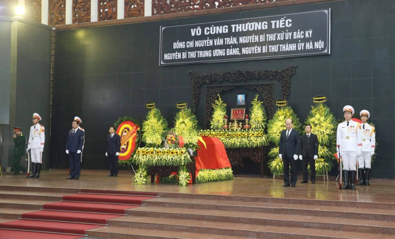 Đoàn đại biểu TP Hà Nội viếng đồng chí Nguyễn Văn Trân
