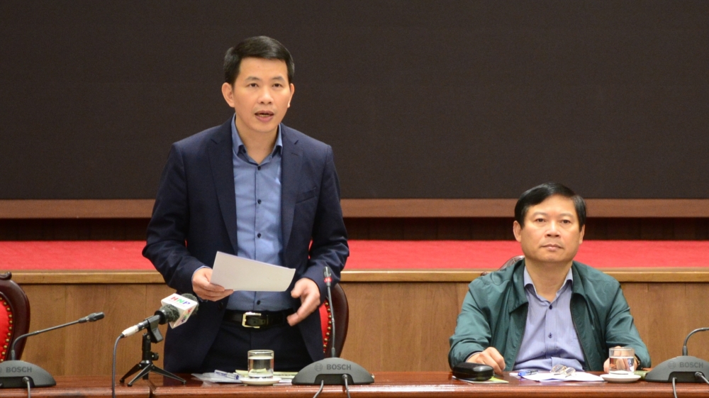Chủ tịch Ủy ban nhân dân quận Hoàn Kiếm Phạm Tuấn Long thông tin tại hội nghị