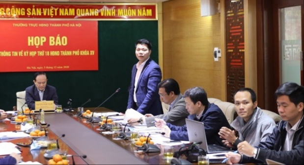 Trưởng Ban Đô thị Hội đồng nhân dân thành phố Hà Nội Nguyễn Nguyên Quân thông tin tại cuộc họp