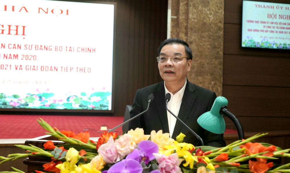 Chủ tịch Ủy ban nhân dân thành phố Hà Nội Chu Ngọc Anh trình bày báo cáo