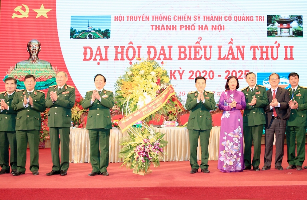 Phó Bí thư Thường trực Thành ủy Hà Nội Nguyễn Thị Tuyến tặng hoa chúc mừng Đại hội