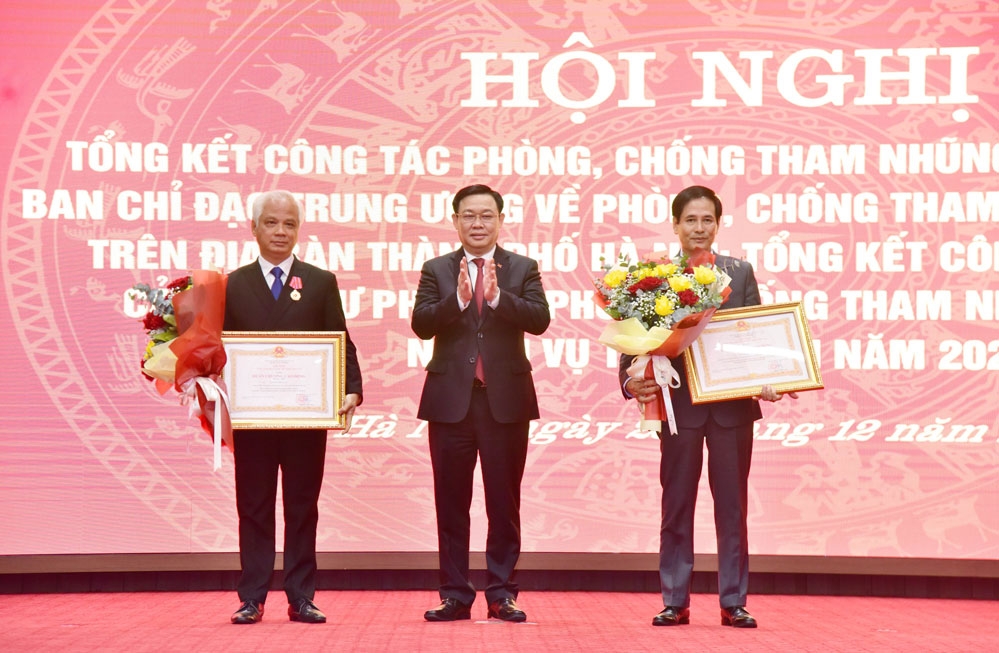Bí thư Thành ủy Vương Đình Huệ trao Huân chương Lao động cho các đồng chí nguyên lãnh đạo Ban Nội chính Thành ủy Hà Nội
