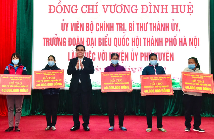 Bí thư Thành ủy Hà Nội tặng nhà Đại đoàn kết và thăm giáo dân, chúc mừng Giáng sinh