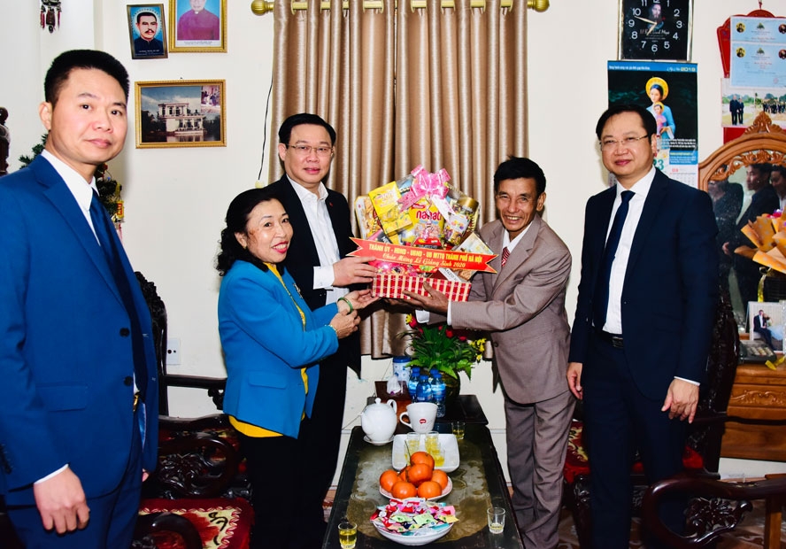 Bí thư Thành ủy Hà Nội Vương Đình Huệ thăm, tặng quà gia đình ông Nguyễn Văn Thiệu, giáo dân giáo xứ Thao Ngoại, xã Sơn Hà, huyện Phú Xuyên nhân lễ Giáng sinh 2020.