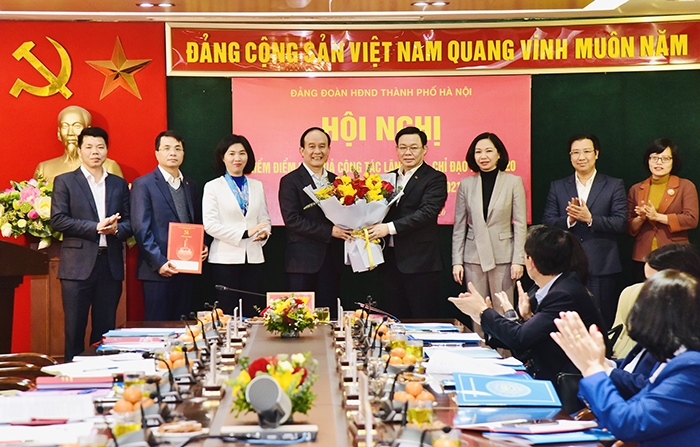 Bí thư Thành ủy Vương Đình Huệ trao quyết định, tặng hoa chúc mừng Đảng đoàn Hội đồng nhân dân thành phố Hà Nội