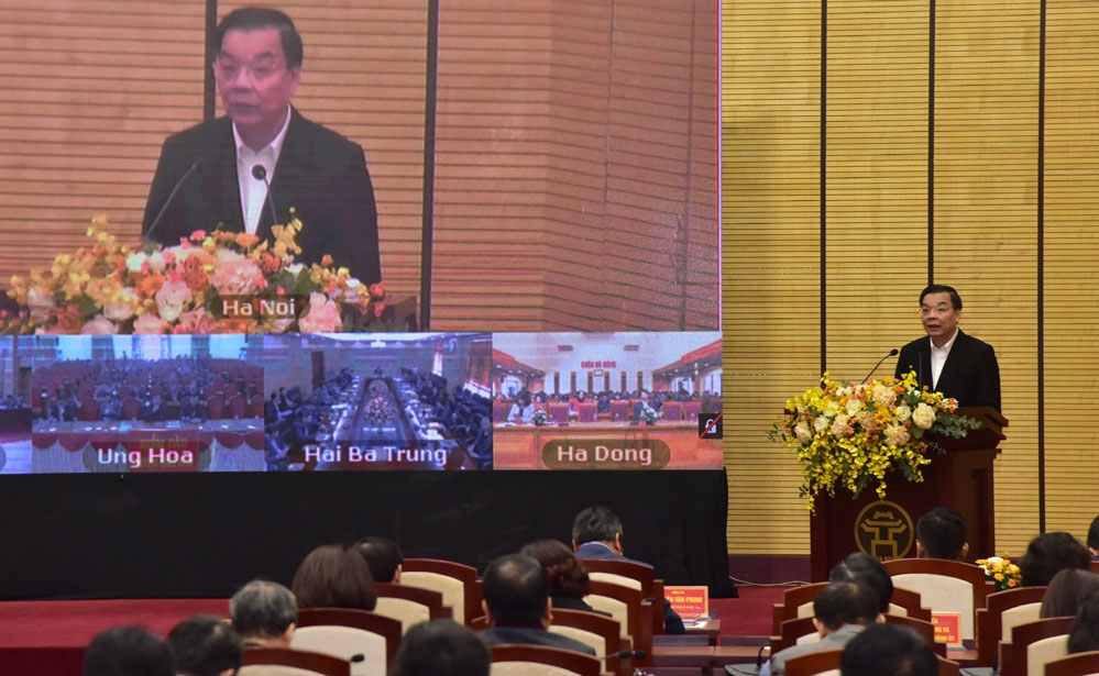 Chủ tịch Ủy ban nhân dân thành phố Chu Ngọc Anh báo cáo chương trình hành động thực hiện Nghị quyết Đại hội đại biểu lần thứ XVII Đảng bộ thành phố.