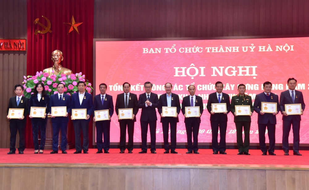 Phó Trưởng ban Tổ chức Trung ương Nguyễn Quang Dương trao Kỷ niệm chương Vì công tác tổ chức xây dựng Đảng cho các cá nhân có thành tích xuất sắc