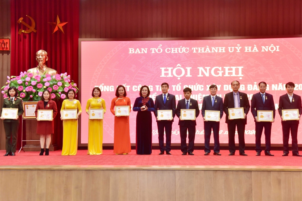 Đồng chí Ngô Thị Thanh Hằng, Phó Bí thư Thường trực Thành ủy Hà Nội (khóa XVI) trao Kỷ niệm chương Vì công tác tổ chức xây dựng Đảng cho các cá nhân có thành tích xuất sắc