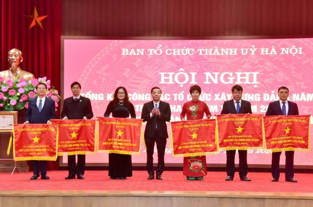 Chủ tịch Ủy ban nhân dân thành phố Hà Nội Chu Ngọc Anh trao Cờ thi đua của Ủy ban nhân dân thành phố Hà Nội cho các đơn vị có thành tích xuất sắc
