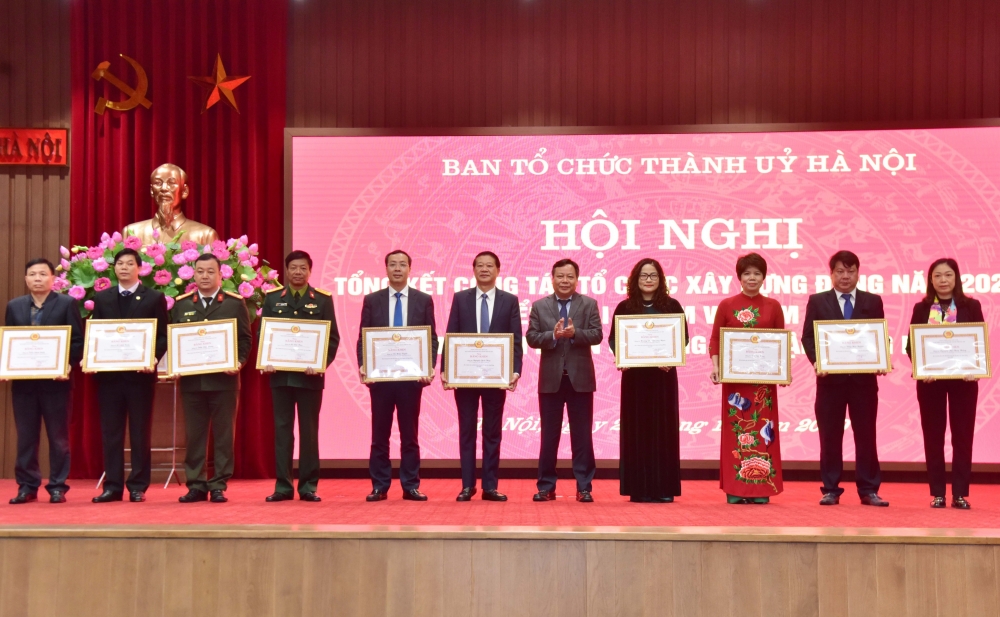 Phó Bí thư Thành ủy Hà Nội Nguyễn Văn Phong trao Bằng khen của Ban Thường vụ Thành ủy Hà Nội cho các cá nhân có thành tích xuất sắc