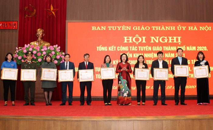 Đồng chí Ngô Thị Thanh Hằng, Phó Bí thư Thường trực Thành ủy Hà Nội (khóa XVI) tặng Bằng khen của Ban Thường vụ Thành ủy cho các tập thể ngành Tuyên giáo Thành phố