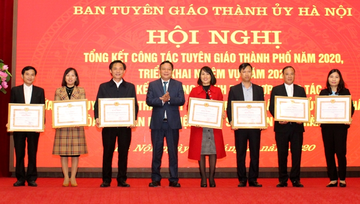 Phó Bí thư Thành ủy Nguyễn Văn Phong tặng Bằng khen của Ban Thường vụ Thành ủy cho các tập thể