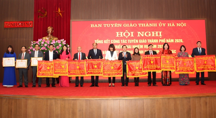 Phó Chủ tịch Ủy ban nhân dân thành phố Hà Nội Chử Xuân Dũng tặng Cờ thi đua và Bằng khen của Ủy ban nhân dân thành phố cho các tập thể