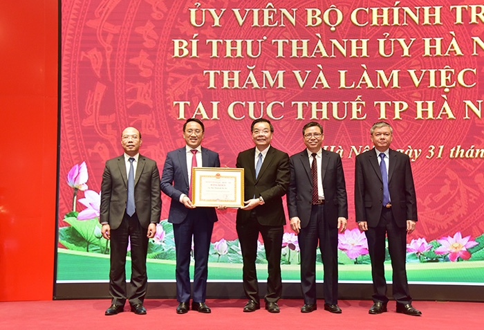 Chủ tịch Ủy ban nhân dân thành phố Hà Nội Chu Ngọc Anh trao Bằng khen cho Cục Thuế thành phố Hà Nội