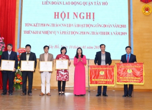 LĐLĐ quận Tây Hồ đón nhận Cờ thi đua xuất sắc năm 2018