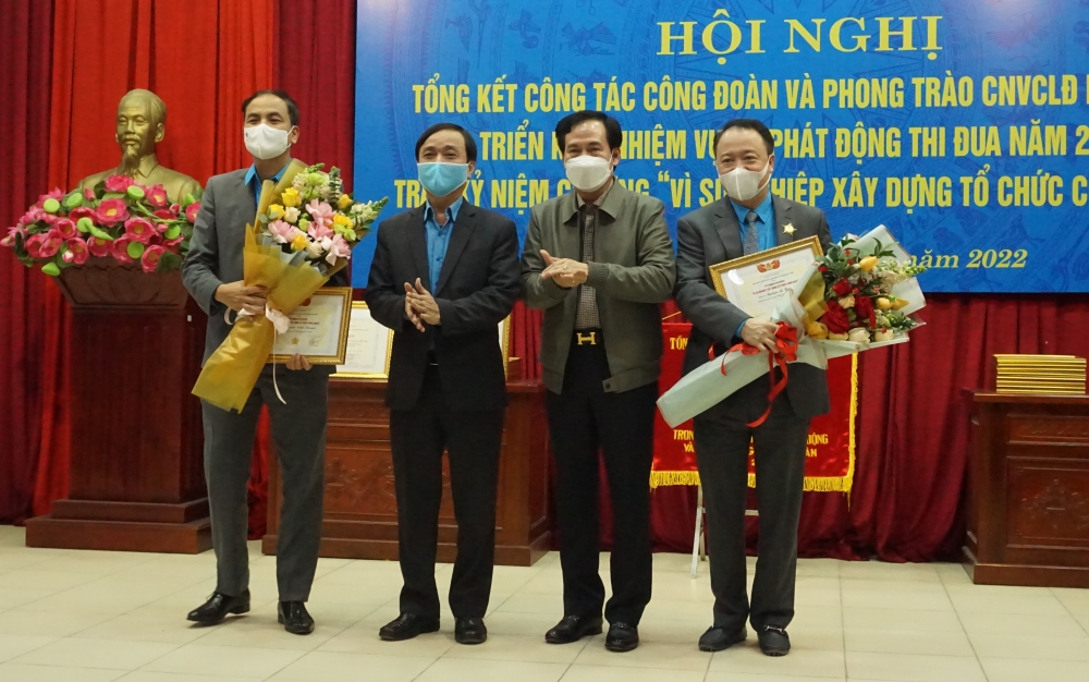 LĐLĐ quận Tây Hồ đón nhận Cờ thi đua xuất sắc của Tổng LĐLĐ Việt Nam