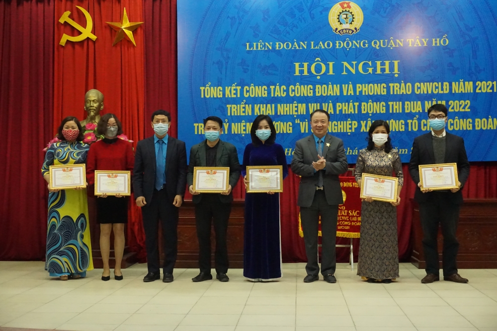 LĐLĐ quận Tây Hồ đón nhận Cờ thi đua xuất sắc của Tổng LĐLĐ Việt Nam