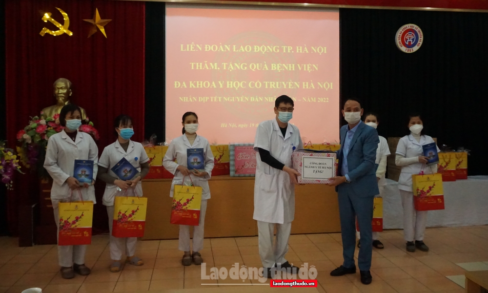 Lãnh đạo LĐLĐ Thành phố thăm, tặng quà cán bộ, nhân viên y tế Bệnh viện đa khoa Y học cổ truyền Hà Nội và Công ty TNHH Spi Việt Nam