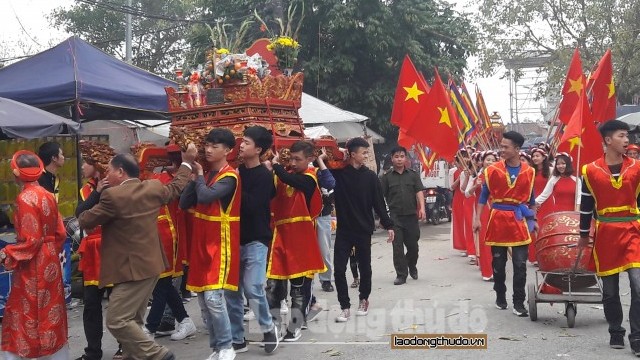 Hàng quán bủa vây chùa Đậu trong ngày lễ hội
