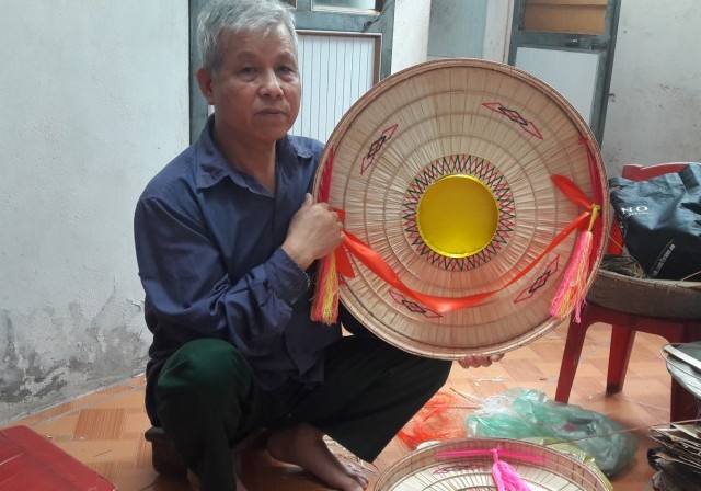 Nghệ nhân giữ lửa cho nghề làm nón làng Chuông
