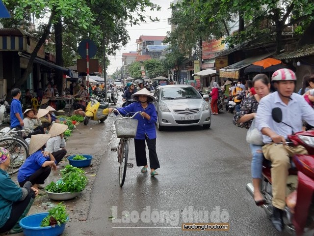 Chương Mỹ tích cực xử lý tình trạng họp chợ ven đường tại xã Quảng Bị