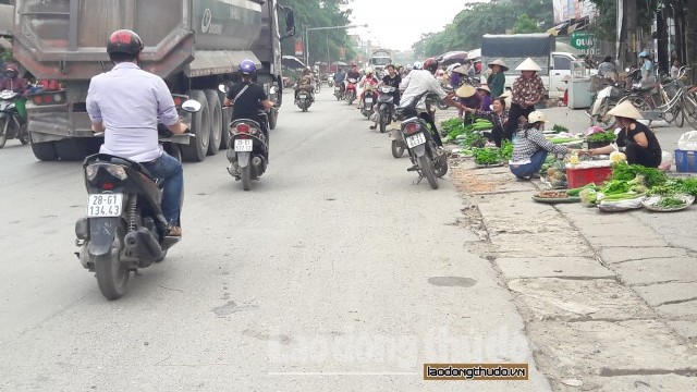 Họp chợ ven đường lấn chiếm đường quốc lộ 6