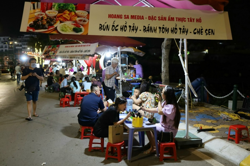 Phố đi bộ Trịnh Công Sơn thu hút du khách trong ngày mở cửa trở lại
