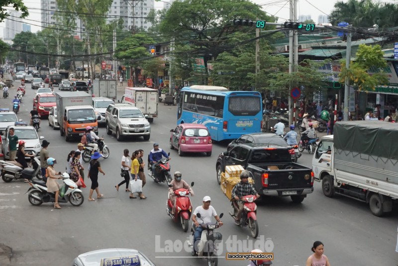 tho o voi cay cau vuot nguoi di bo luon lach bang qua duong