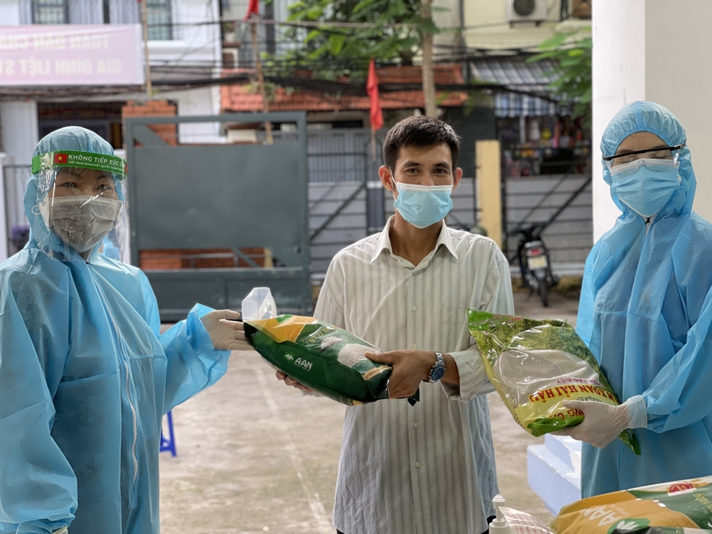 Quận Tây Hồ: Lấy mẫu xét nghiệm nhanh cho người dân sinh sống tạm ngoài đê sông Hồng