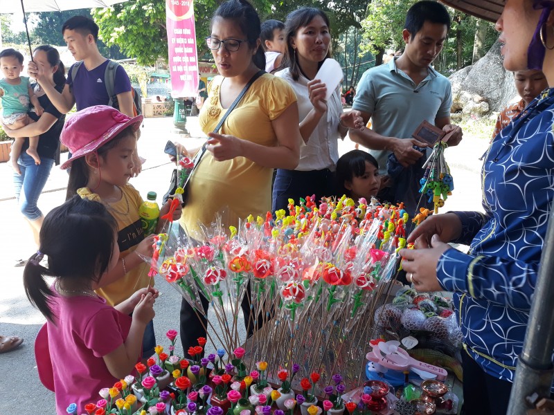 phu huynh chen chan dua con den cong vien vui choi dip nghi le