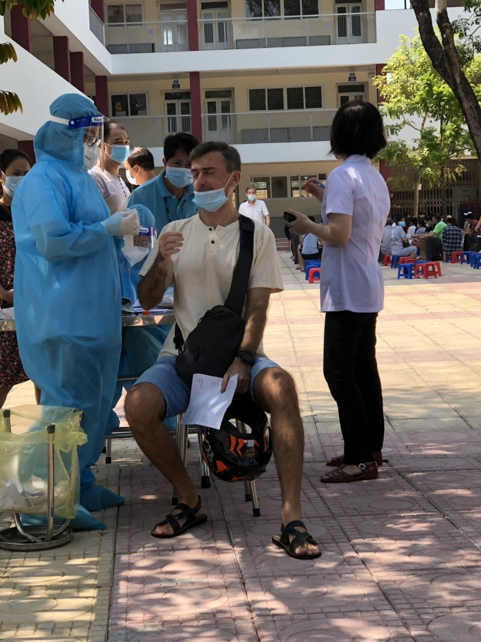 Công dân nước ngoài sinh sống, làm việc tại Hà Nội phấn khởi khi được tiêm vắc xin phòng Covid-19