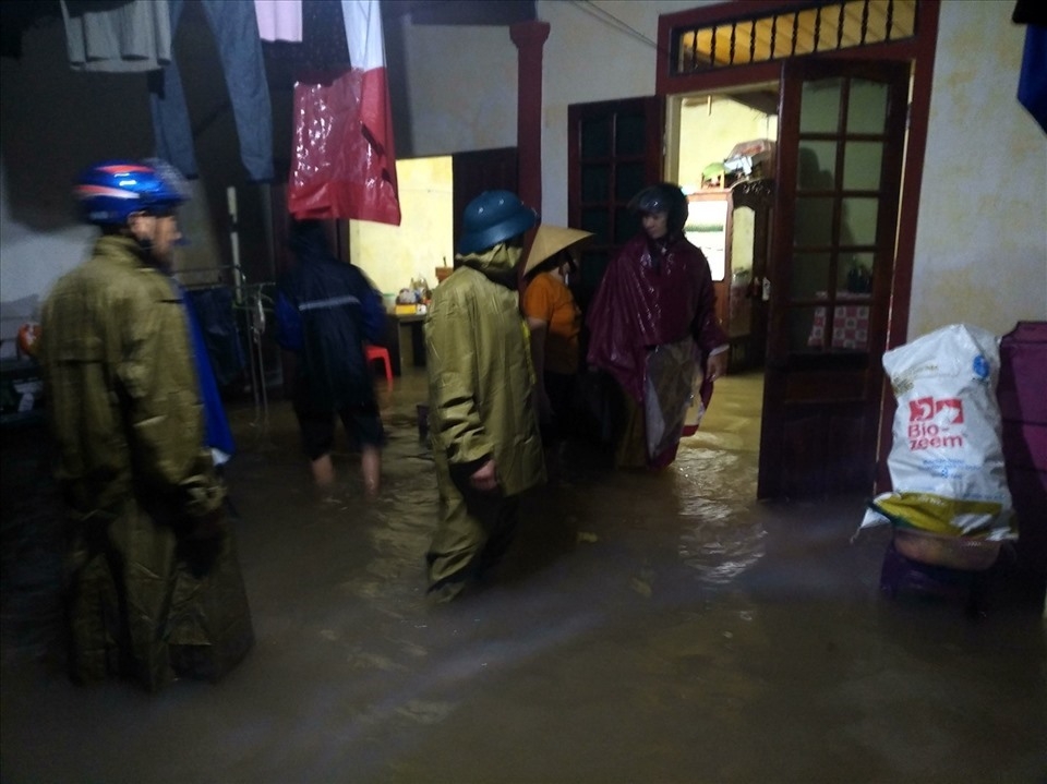 Theo dõi chặt chẽ diễn biến mưa, lũ, hệ thống đê điều tại 2 tỉnh Nghệ An, Hà Tĩnh