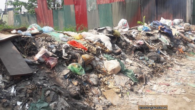 Rác thải chất đống gây ô nhiễm tại con ngõ giữa Thủ đô Hà Nội