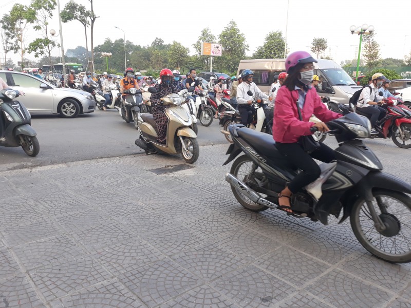 thieu tinh tu giac nguoi dan van vo tu di xe tren via he