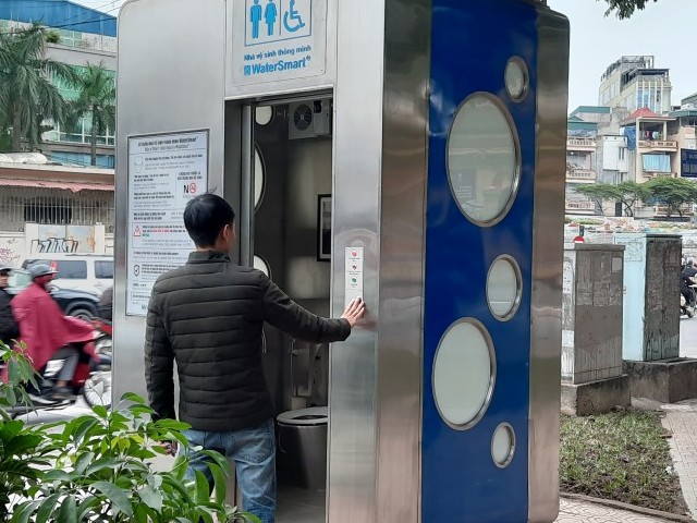 Hà Nội: Lắp đặt thử nghiệm nhà vệ sinh công cộng thông minh