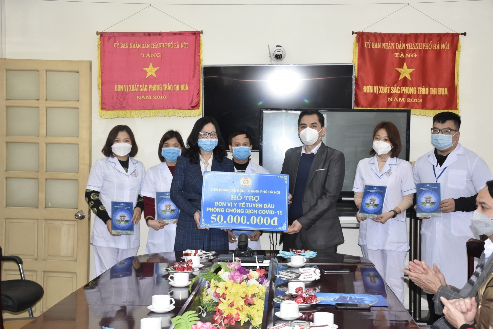 Công đoàn Thủ đô động viên lực lượng y tế tuyến đầu chống dịch tại Gia Lâm