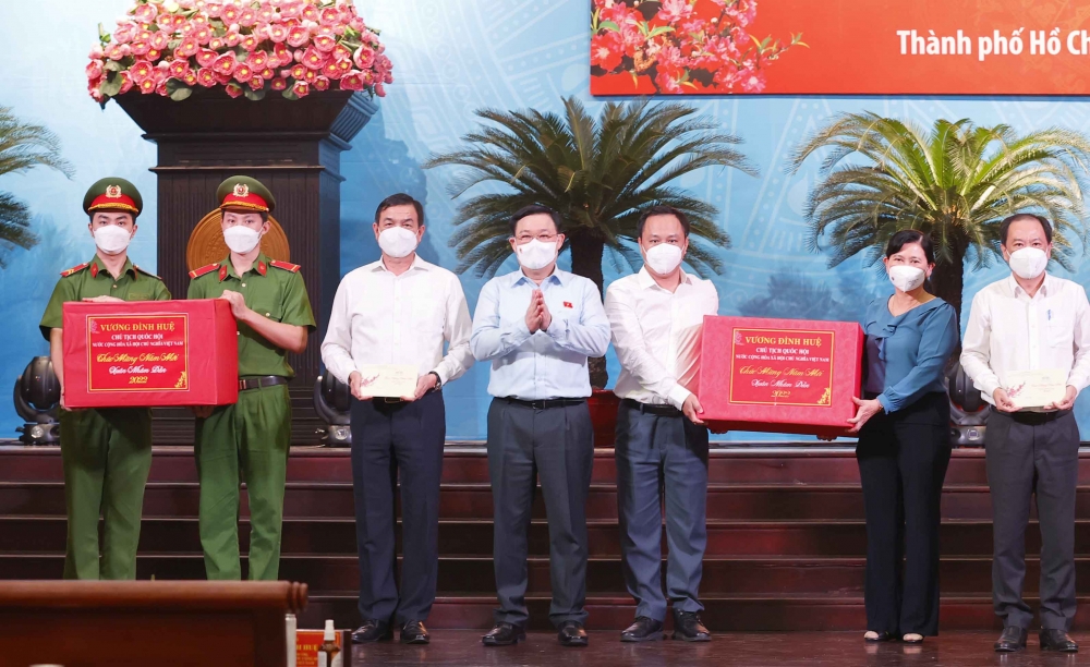 Chủ tịch Quốc hội Vương Đình Huệ thăm và tặng quà Tết tại thành phố Hồ Chí Minh