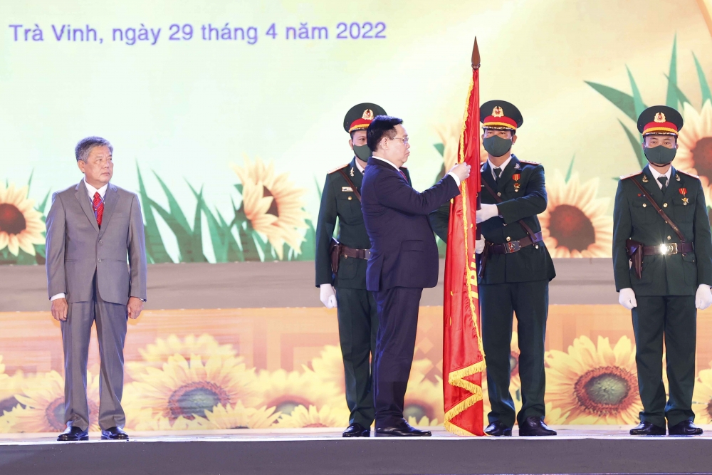 Chủ tịch Quốc hội Vương Đình Huệ trao Huân chương Lao động hạng Nhất cho tỉnh Trà Vinh